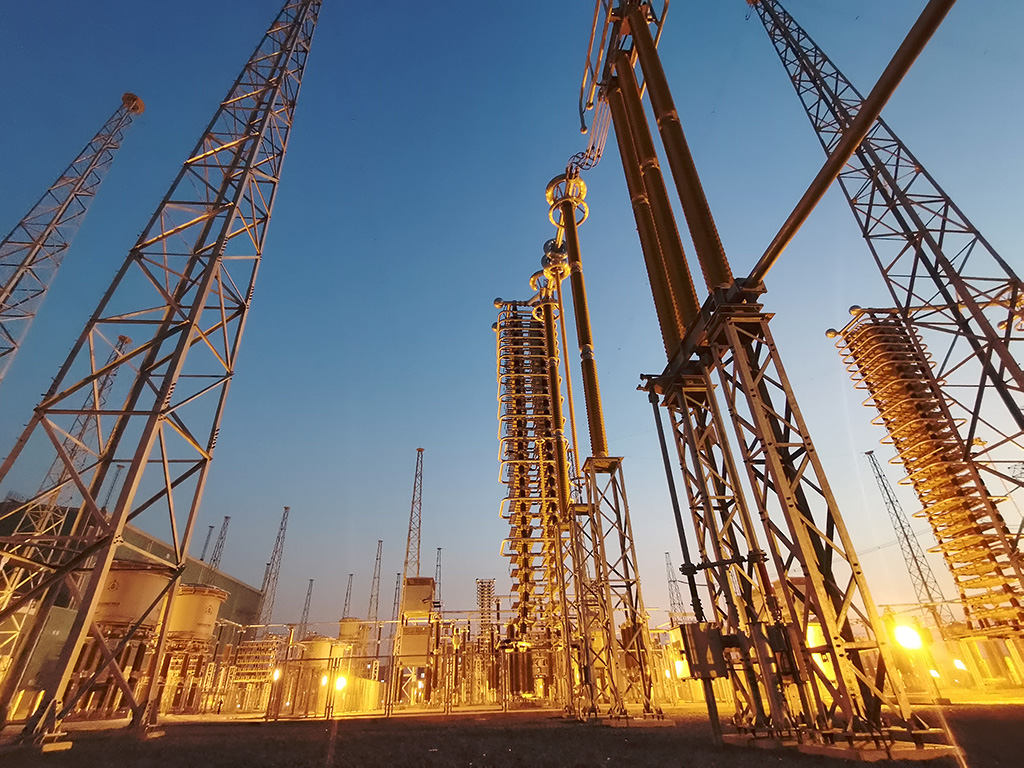 ±660kV巴基斯坦默蒂亞里-拉合爾（默拉）直流輸電項(xiàng)目拉合換流站夜景。（國(guó)家電網(wǎng)供圖）