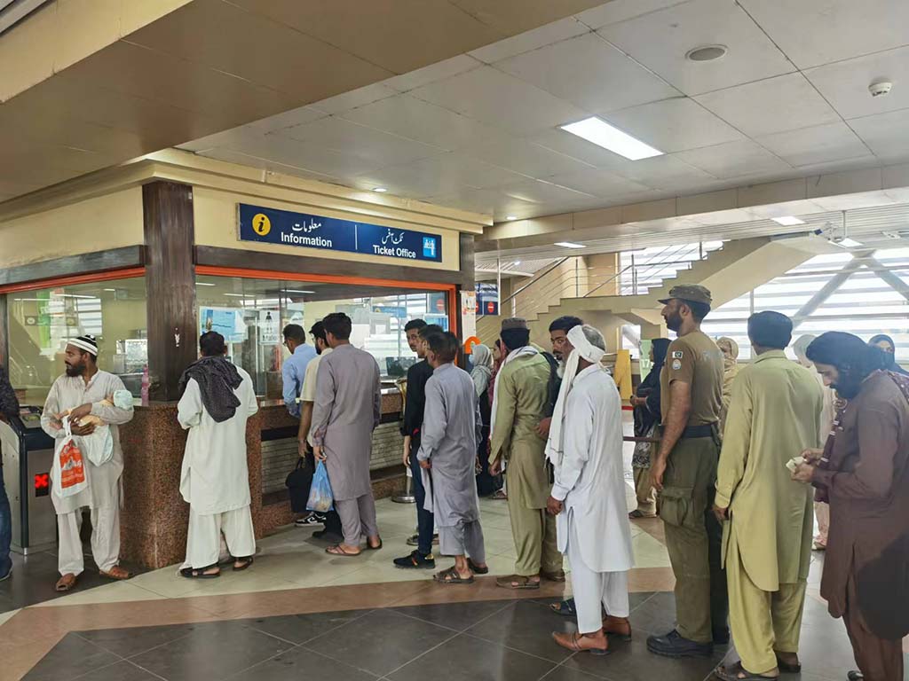 當(dāng)?shù)孛癖娫诶蠣柍染€地鐵里排隊購票。（人民網(wǎng)記者 石晶攝）