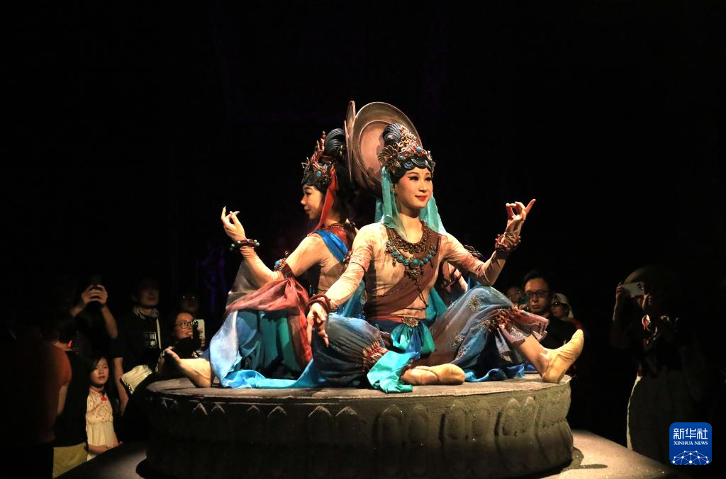 8月5日晚，游客在甘肅省敦煌市觀看大型洞窟式沉浸體驗(yàn)劇《樂動(dòng)敦煌》。 新華社發(fā)（張曉亮 攝）